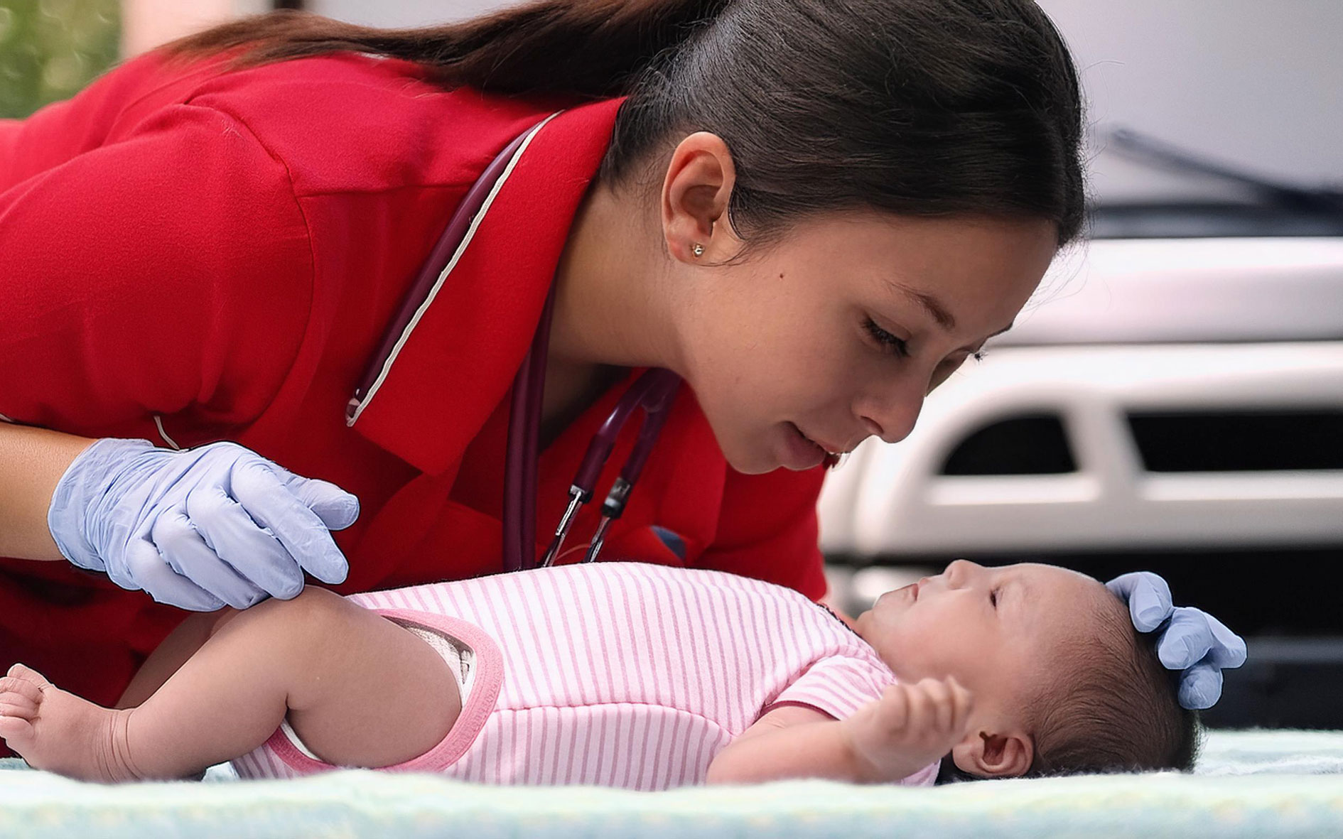 En ambulance redder kontroller en baby for vejrtrækning