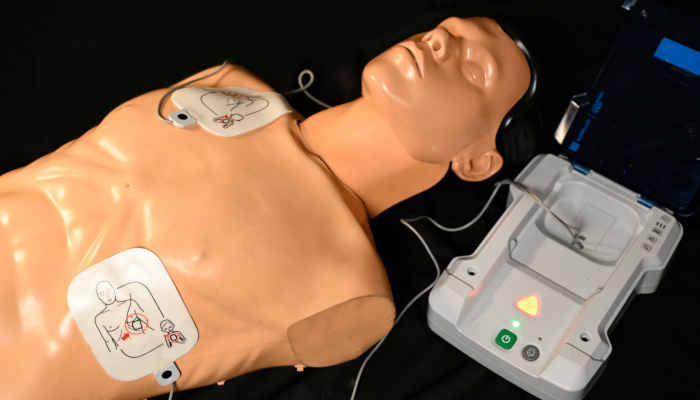En hjertestarter er påsat